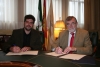 De izquierda a derecha, Guillermo Palacios y el rector, José Manuel Roldán, durante la firma del acuerdo.