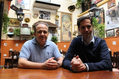 Tomás López-Guzmán y Javier Jiménez Beltrán, del Departamento de Economía Aplicada de la UCO, posan en una de las tabernas típicas de Córdoba donde se realizó el estudio de campo