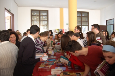 Un momento de la distribución de libros en la Facultad de Filosofía