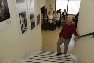 Jose Antonio Grueso y personal de la Biblioteca en la zona en la que ha quedado instalada la coleccin fotogrfica