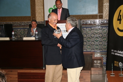 Antonio Rosales (dcha) entrega el premio a Jose Matas