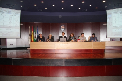 Mesa del Claustro al inicio de la sesión extraordinaria para la aprobación de los nuevos Estatutos.