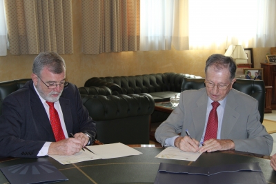 El rector, José Manuel Roldán y Benito Valdés Castrillón, durante la firma del acuerdo