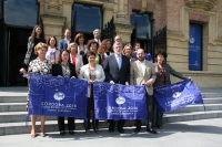 Autoridades en la puerta del Rectorado apoyando la candidatura de Córdoba 2016