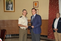 El rector recibe la distincin de manos del general jefe de la Brigada Guzmn el Bueno X, Aroldo Lzaro Senz