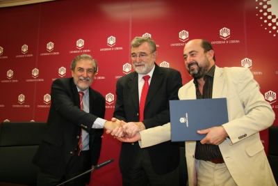 José Miguel Salinas, José Manuel Roldán y Manuel Torres se saludan tras la firma del acuerdo