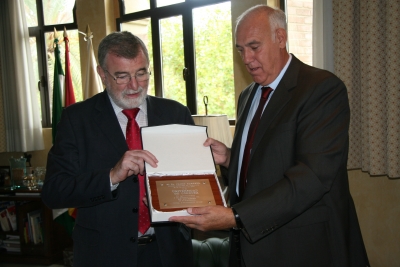Roldán (izq) recibe de Borrell  la placa conmemorativa