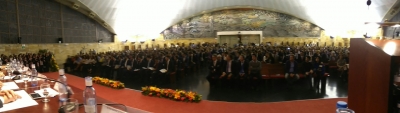 Imagen panorámica del Salón Juan XXIII durante el acto de graduación