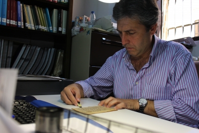 Juan Pedro Monferrer trabaja con la hoja recuperada con el códice médico expoliado en la Guerra Civil Siria