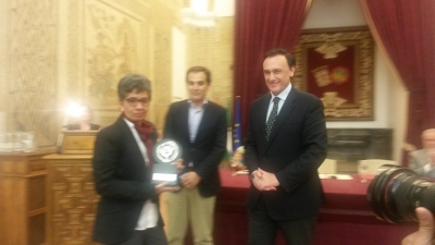 Elia Batanaz recoge el Premio de manos del rector y del alcalde