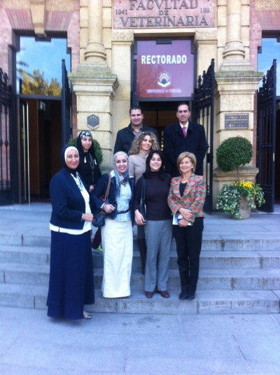 La delegación egipcia en la puerta del Rectorado