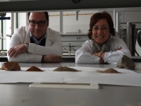Beatriz Lozano y Luis Parras en uno de los laboratorios del Departamento de Edafología