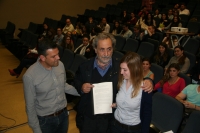 Jose Chamizo, en el centro, recibe las conclusiones de los estudiantes