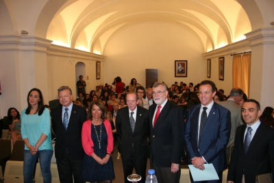 Jose Manuel Blecua, en el centro , junto al rector y otras autoridades momentos antes de iniciarse el acto