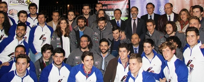 El rector, Jos Carlos Gmez Villamandos, junto al miembros del los equipos del Aula del Motor y otras autoridades.