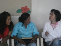 La profesora Amelia Sanchís (derecha) conversa con dos mujeres en Pocayán