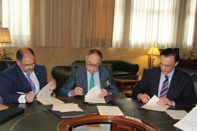 De izquierda a derecha, Librado Carrasco, Arturo Molinero y  Jos Carlos Gmez Villamandos en el momento de la firma de los acuerdos