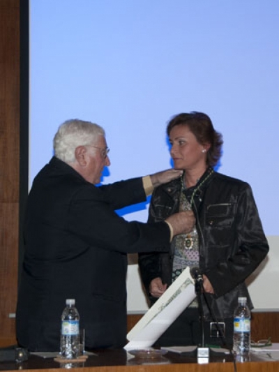 Estrella Agüera recibe la medalla de académica