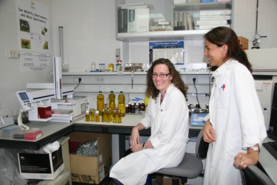 Dos investigadoras en un laboratorio de Química Analítica de la UCO