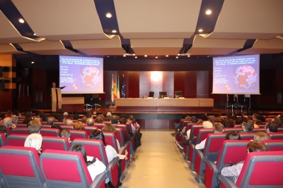 Imagen del Salón de Actos del Rectorado durante la conferencia del premio Nobel Gerard 't Hooft.