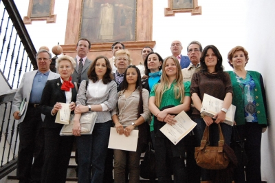 Foto de familia de premiados y autoridades universitarias