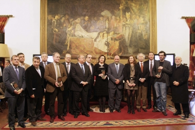 Los premiados con miembros del Foro y autoridades universitarias