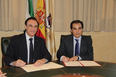 José Carlos Gómez Villamandos y José Antonio Nieto durante la firma del convenio