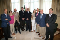 El rector y el presidente del Círculo (en el centro) con directivos de las áreas de Cultura de ambas instituciones
