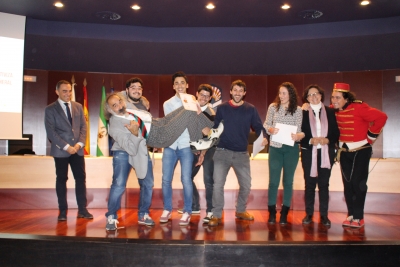 Alumnos de Física ganadores, junto a los vicerrectores de Estudiantes e Investigación y los miembros del Aula de Circo