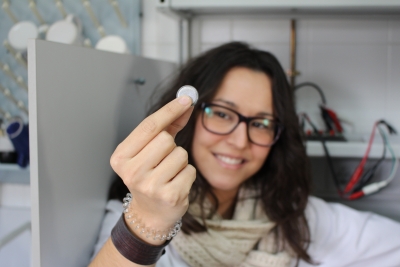 La investigadora Noelia Moreno muestra la pila experimental de litio y azufre.