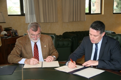 José Manuel Roldán y Xavier Juliá Fontané firman el acuerdo entre ambas entidades.