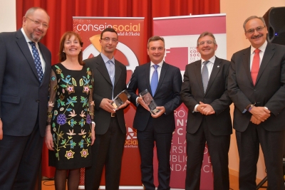 Los premiados, junto a los representantes del Foro de los Consejos Sociales, Universidad de Huelva y Junta de Andalucía