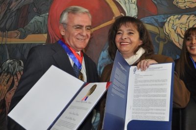 El profesor Roldán Cañas, junto a la rectora de la Universidad Mayor de San Andrés, Teresa Rescala Nemtala