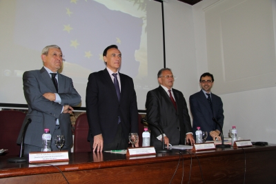 De izquierda a derecha, Jos Mara Casado, Jos Carlos Gmez, Rogelio Prez-Bustamante y Antonio Bueno, en pie, durante los acordes del himno europeo al trmino del acto.