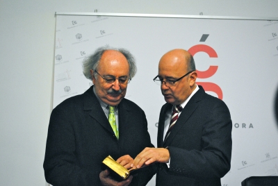 De izquierda a derecha, Antonio Colinas y Joaquín Roses