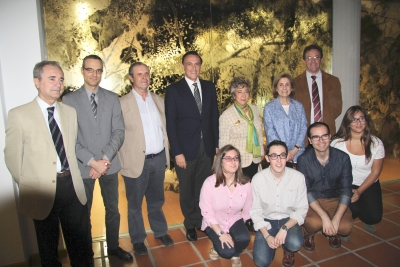 El rector, decano de Filosofía y Letras, con la directora y colaboradores del Aula.