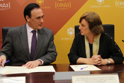 José Carlos Gómez Villamandos y Marta Rivas Abad durante la firma del convenio