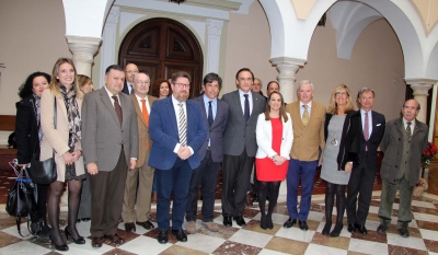 Foto de familia de autoridades firmantes y reprseentantes de la Universidad, Junta de Andalucía, Ayuntamiento de Montilla y sector vitivinícola de la zona.