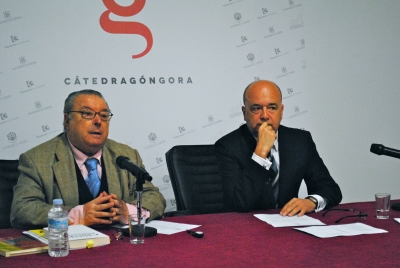 A la izquierda, Carlos Clementson, acompaado por el director de la Ctedra Gngora, Joaqun Roses.