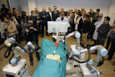 Al fondo, las autoridades durante la demostración del funcionamiento del robot.