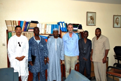 En la fotografía, los miembros del Grupo de Cooperación, junto con el rector y vicerrector de la Universidad Abdou Moumouni, y profesores de la Faculta d de Ciencias y el IUT de Maradi.