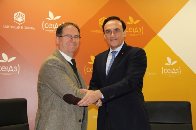 Miguel Cabezas Morón y José Carlos Gómez Villamandos, se saludan tras la firma del acuerdo
