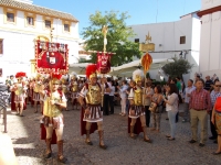 La banda de cornetas y tambores Nuestra Señora de Luna llega a la Facultad de Filosofía en  la Plaza del Cardenal Salazar