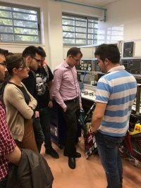 Pedro Valenzuela, alumno del equipo UCO Electric Racing que participa en el proyecto Motostudent, explica a los estudiantes las características de la moto que están diseñando.