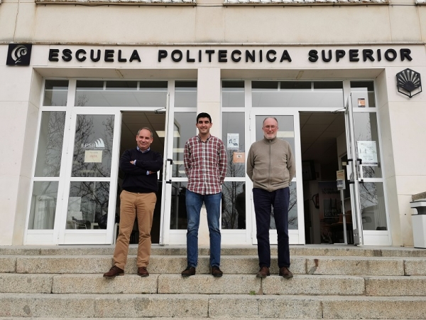 Los investigadores José María Fernández, David Suescum y José Ramón Jiménez, en la Escuela Politécnica Superior de Belmez.