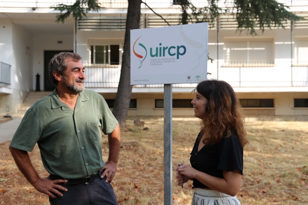 Los investigadores Juan Carranza y Eva de la Peña, de la Unidad de Investigación en Recursos Cinegéticos y Piscícolas (UIRCP) de la Universidad de Córdoba
