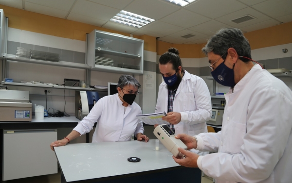 El equipo del Laboratorio Lechero Ana Garzón, Antonio Figueroa y Javier Caballero-Villalobos midiendo distintos atributos de la leche