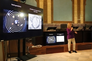 Ester Lázaro, astrobióloga del CSIC, durante la conferencia que impartió en la edición de Mirando al Cielo de 2022